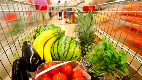 Einkaufswagen mit Obst und Gemüse gefüllt © Fotolia Foto: Sven Grundmann