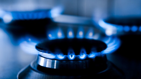 Brennende Gasflammen eines Gasherdes. © fotolia.com Foto:  by-studio