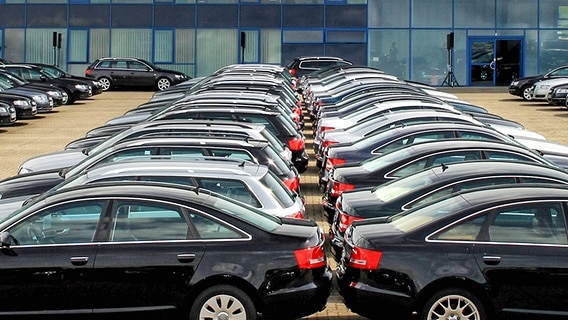 Dutzende Gebrauchtwagen stehen vor einem Autohaus. © imago images/Hoch Zwei/Angerer 