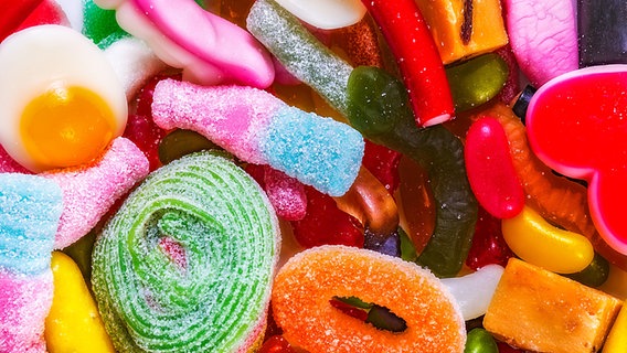 Mehrere Süßigkeiten und Bonbons, die Gelatine oder den roten Farbstoff Echtes Karmin enthalten. © Colourbox Foto: Aleksandr Volkov