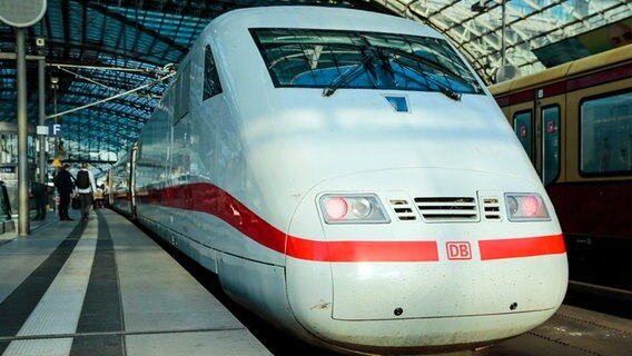 Ein ICE der Deutschen Bahn steht auf einem Gleis im Berliner Hauptbahnhof. © dpa Foto: Carsten Koall