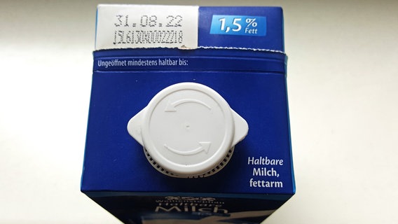 Eine Packung Milch mit Mindesthaltbarkeitsdatum. © NDR 