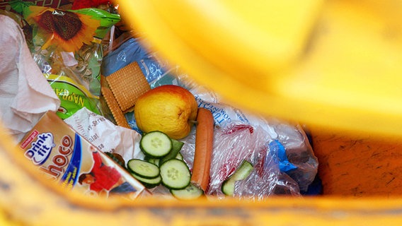 Lebensmittel in einer Mülltonne. © picture alliance Foto: Frank May