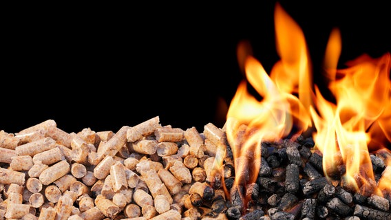 Holzpellets, die teilweise brennen. © Colourbox 