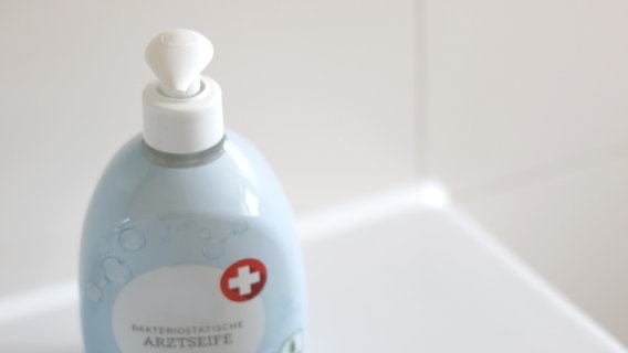 Ein Seifenspender mit flüssiger Seife auf einem Waschbecken © NDR Foto: Elke Janning