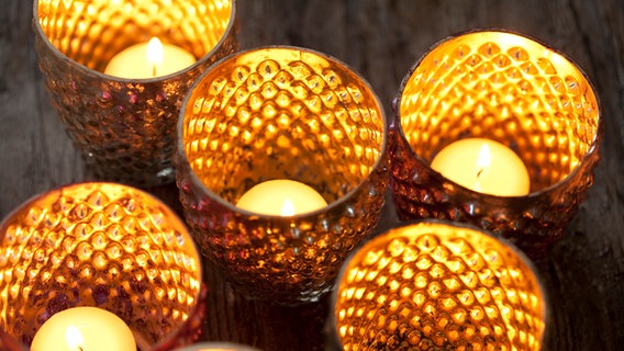 Teelichter in goldfarbenen Gläsern. © Colourbox Foto: #8