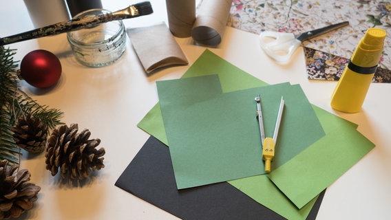 Das Material für selbst gemachte Adventskalender liegt auf einem Tisch. © NDR Foto: Anja Deuble