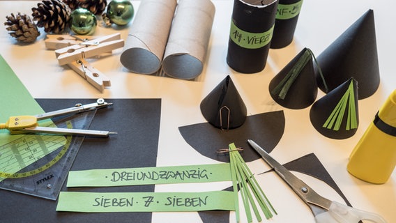 Tonpapier, Schere, Zirkel, Klebstoff und Klopapierrollen auf einem Tisch. © NDR Foto: Anja Deuble