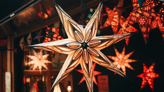 Ein beleuchteter Stern auf einem Weihnachtsmarkt. © Colourbox Foto: -