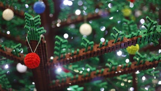 Ein Weihnachtsbaum mit Deko aus Legosteinen. © Imago Foto: ZUMA Press
