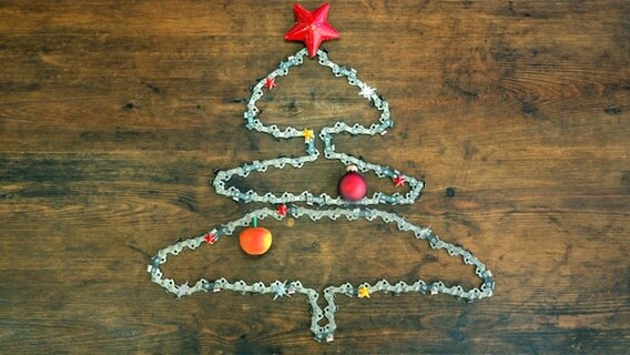 Ein Weihnachtsbaum, gelegt aus einer Sägekette © Photocase Foto: Margie