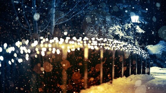 Brücke weihnachtlich beleuchtet © fotolia Foto: Tomasz Zajda