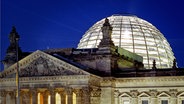 Reichstag mit hell erleuchteter Kuppel im nächtlichen Berlin © imago/F. Berger Foto: F. Berger