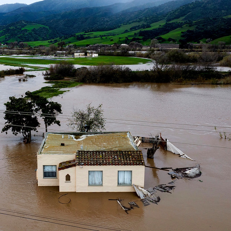 Hochwasser umgibt ein Haus in Kalifornien, nachdem der Salinas River über die Ufer trat. © picture alliance/dpa/AP | Noah Berger Foto: Noah Berger