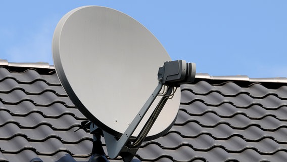 Eine Satellitenantenne auf einem Häuserdach. © fotolia.com Foto: dieter76