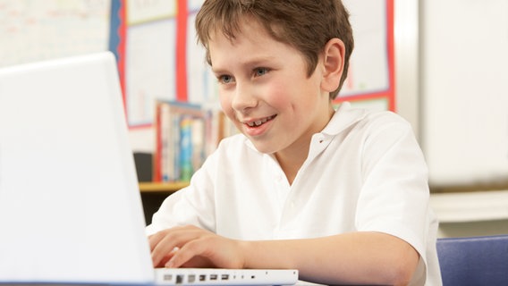 Ein Junge sitzt an einem Laptop © Colourbox Foto: -