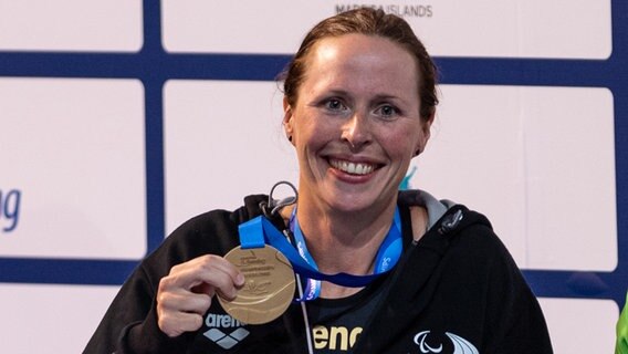 Para-Schwimmerin Tanja Schkolz (PSV Union Neumünster) präsentiert ihre WM-Goldmedaille © picture alliance Foto: Ralf Kuckuck