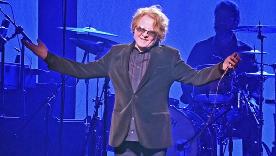 Mick Hucknall breitet die Arme aus. © picture alliance / ZUMAPRESS.com | Simone Piccirilli 