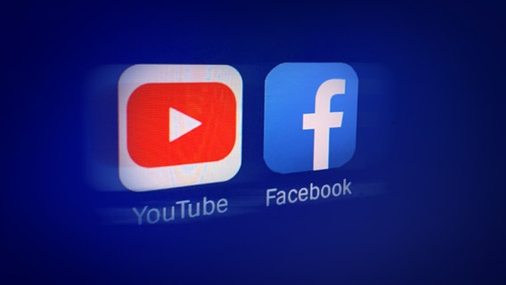 Das Logo von YouTube und Facebook auf einem Bildschirm © NDR 