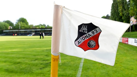 Eine Eckfahne mit dem Wappen von Altona 93 weht im Stadion Adolf-Jäger-Kampfbahn © Witters Foto: Tay Duc Lam