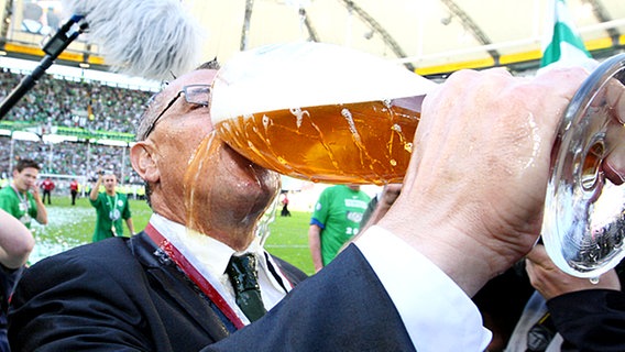 Felix Magath gönnt sich einen großen Schluck Bier. © fishing 4 