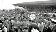 Braunschweiger Spieler und Fans mit der Meisterschale 1967 © imago/Rust 