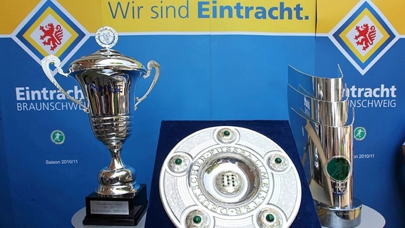Eintracht Braunschweig präsentiert 2011 seine Titel (v.l.): Landespokal, Kopie der Meisterschale von 1967 und Meisterpokal der 3. Liga. © imago/Hübner 