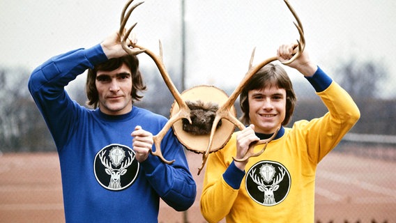 Torwart Bernd Franke (l.) und Hartmut Konschal von Eintracht Braunschweig 1973 mit dem Jägermeister-Hirsch auf der Brust © IMAGO / WEREK 