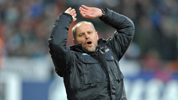 Bremens Trainer Thomas Schaaf winkt verärgert ab. © dpa 