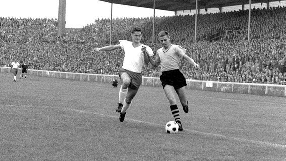 Der Dortmunder Stürmer Timo Konietzka (r.) wird am ersten Bundesliga-Spieltag 1963 vom Bremer Verteidiger Max Lorenz angegriffen. © picture alliance / dpa 