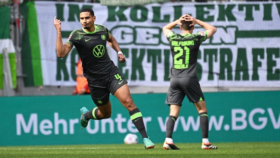 Wolfsburgs Maxence Lacroix bejubelt einen Treffer. © IMAGO / Jan Huebner 