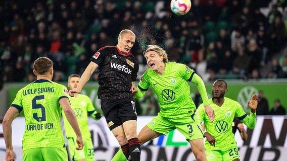Wolfsburgs Sebastiaan Bornauw (2.v.r.) und Unions Sven Michel kämpfen um den Ball. © picture alliance/dpa | Swen Pförtner 