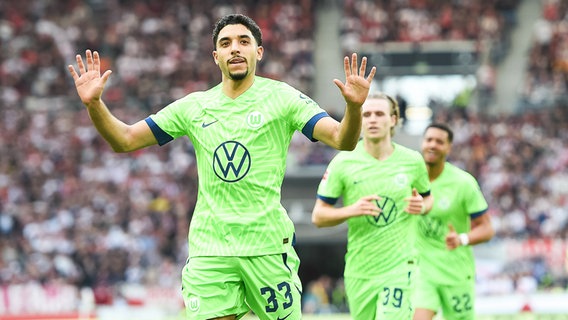 Wolfsburgs Omar Marmoush bejubelt einen Treffer. © IMAGO / Eibner 