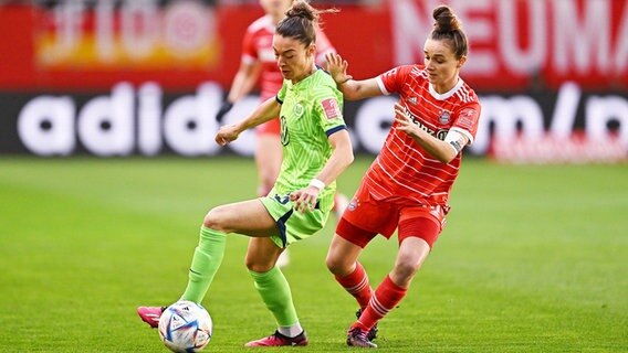 Wolfsburgs Felicitas Rauch (l.) und Münchens Lina Magull kämpfen um den Ball. © WITTERS/LennartPreiss 