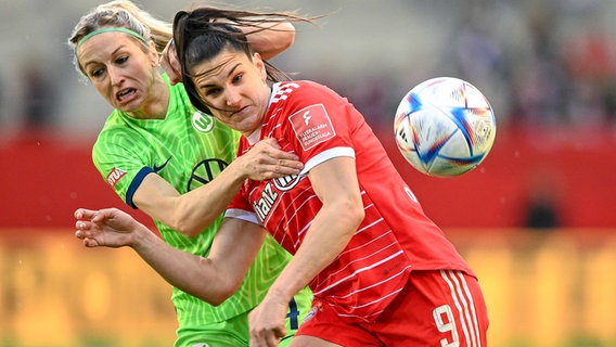 Wolfsburgs Kathrin Hendrich (l.) und Münchens Jovana Damnjanovic kämpfen um den Ball. © IMAGO / foto2press 