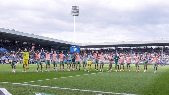 Spieler von Werder Bremen jubeln mit den Fans nach Sieg gegen den VfL Bochum © IMAGo/RHR-Foto 