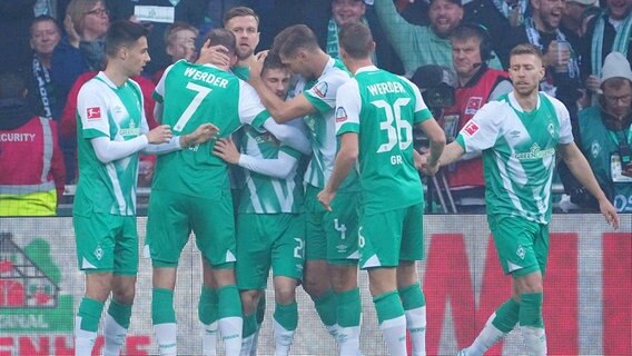 Bremens Spieler bejubeln einen Treffer gegen Gladbach. © Witters Foto: FrankPeters