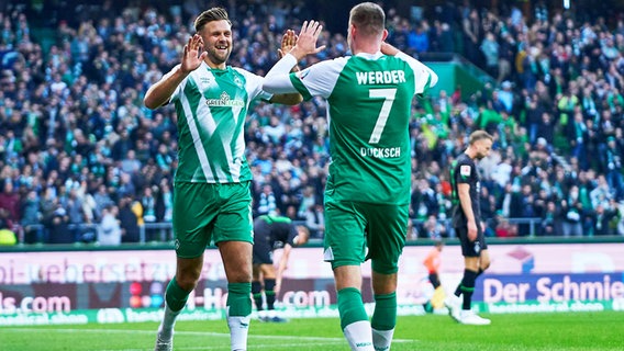 Bremens Niclas Füllkrug (l.) und Marvin Ducksch bejubeln einen Treffer gegen Gladbach. © IMAGO / Nordphoto 