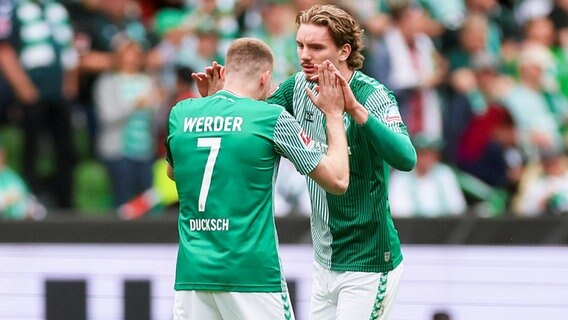 Bremens Nick Woltemade (r.) und Marvin Ducksch bejubeln einen Treffer. © IMAGO / Steinbrenner 