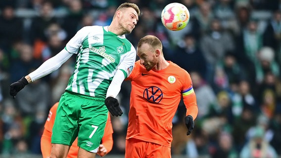 Bremens Marvin Ducksch (l.) und Wolfsburgs Maximilian Arnold kämpfen um den Ball. © Witters/TimGroothuis 
