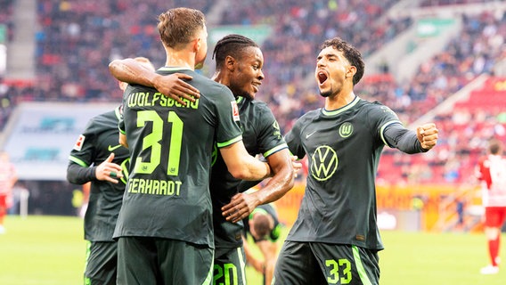 Wolfsburgs Torschütze Yannick Gerhardt, Ridle Baku und Omar Marmoush (v.l.) bejubeln einen Treffer. © IMAGO / Eibner 