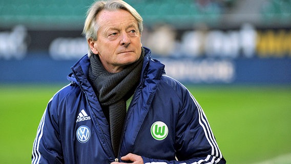 Wolfsburgs Trainer Lorenz-Günther Köstner © dpa - Bildfunk Foto: Peter Steffen