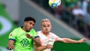 Wolfsburgs Omar Marmoush (l.) und Bremens Amos Pieper kämpfen um den Ball. © Swen Pförtner/dpa 