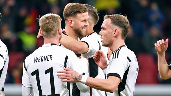 Die Nationalspieler bejubeln einen Treffer von Niclas Füllkrug (M.). © IMAGO / Uwe Kraft 