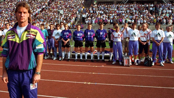 Hannovers Trainer Michael Lorkowski (Vorne) beim DFB-Pokalfinale 1992 © imago sportfotodienst 