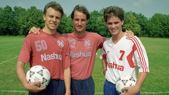 Hannovers Trainer Michael Lorkowski (Mitte) mit Andre Breitenreiter (l.) und Niclas Weiland © imago sportfotodienst 
