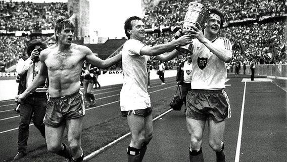 Der Hamburger Manfred Kastl, Miroslav Okonski und Frank Schmöller (v.l.) mit dem Pokal. © Witters Foto: Witters