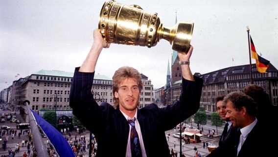 Der Hamburger Uli Stein mit dem DFB-Pokal © Witters Foto: Witters