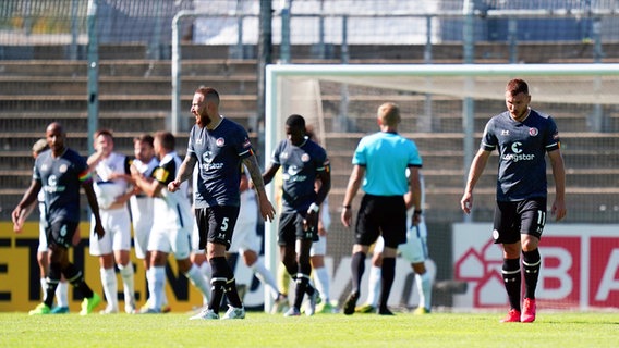 Die Spieler des FC St. Pauli sind nach einem Gegentreffer, enttäuscht. © Wagner/Witters/Pool/Witters Foto: Thorsten Wagner