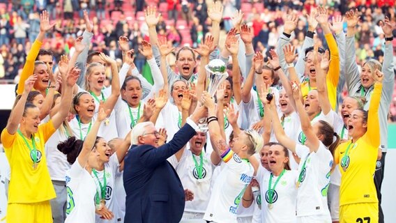 Wolfsburgs Nilla Fischer erhält nach dem Finale den DFB-Pokal von Bundespräsident Frank-Walter Steinmeier © dpa-Bildfunk Foto: Federico Gambarini/dpa